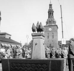 Stortorget: Avdukning av Hønefontenen. Juni 1955