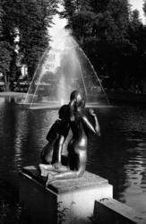 Studenterlunden. Fontenen og skulpturen av barn. Juli 1961