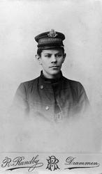 Foto av en ung mann i uniform fra Frelsesarmeen. Se også KMb