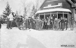 Ungdommer på skitur, stor hytte