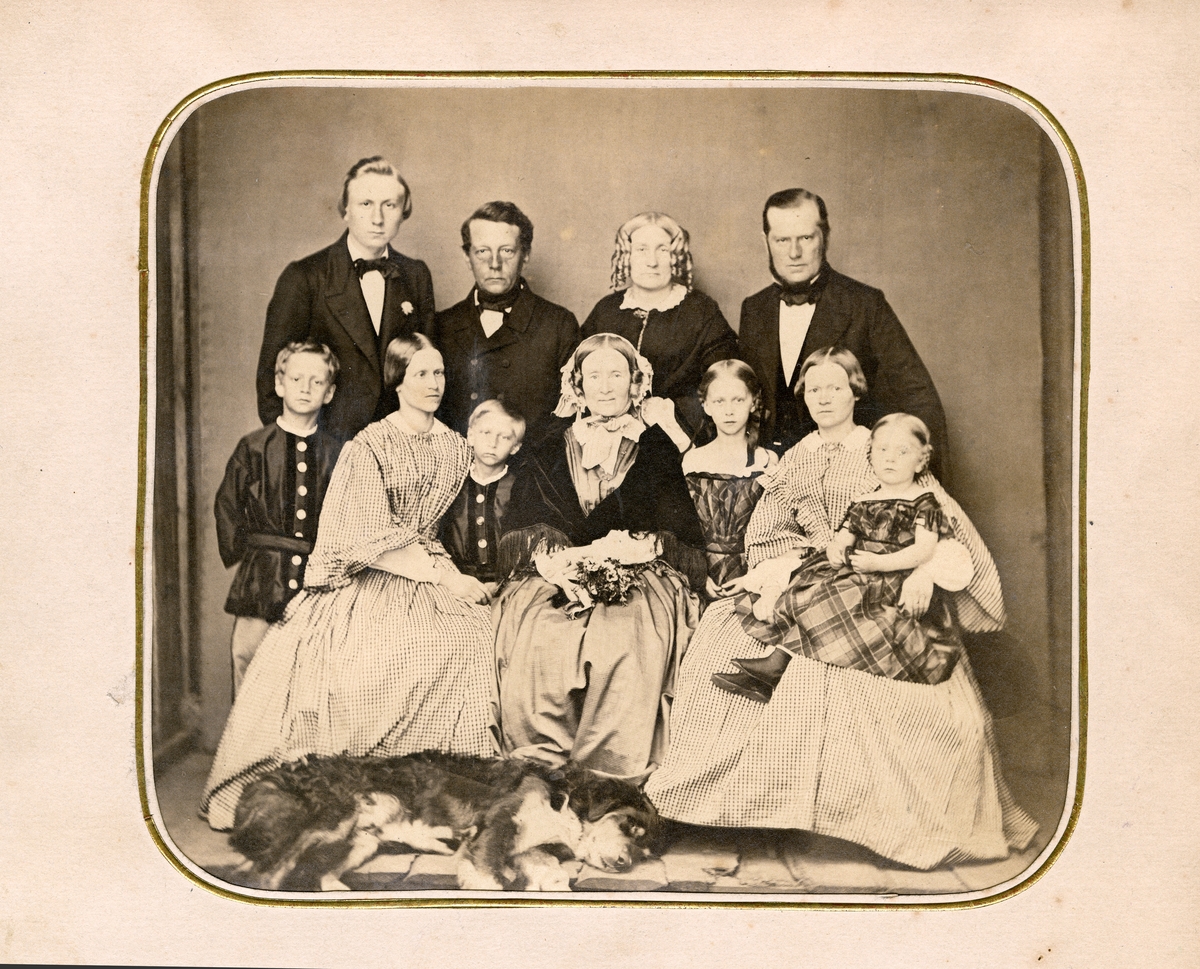 Fotoalbum etter Lorentz Severin Skougaard.
Lorentz Severin Skougaard (født 11. mai 1837 i Farsund, død 1885 i New York) var en norskfødt tenor. Han var bror til offiseren Johan Skougaard.
I New York, hvor Skougaard senere døde, ble han en fetert sangpedagog. Hans gravminne ses på Langesund kirkegård i Telemark.