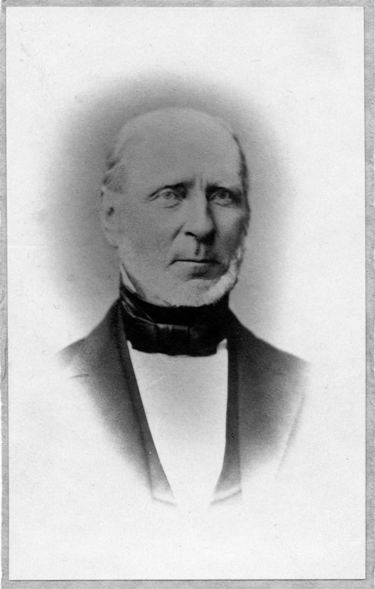 Fotoalbum etter Lorentz Severin Skougaard.
Lorentz Severin Skougaard (født 11. mai 1837 i Farsund, død 1885 i New York) var en norskfødt tenor. Han var bror til offiseren Johan Skougaard.
I New York, hvor Skougaard senere døde, ble han en fetert sangpedagog. Hans gravminne ses på Langesund kirkegård i Telemark.