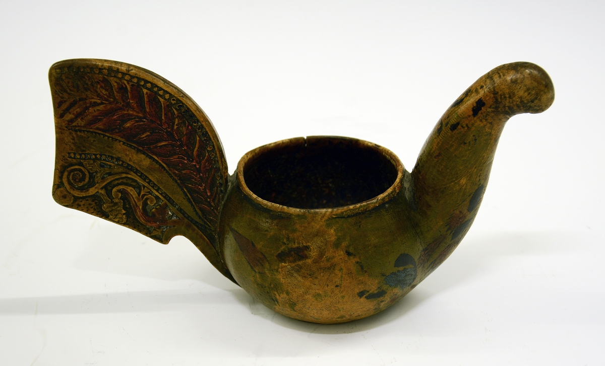 Ølhøne med utskjæringer på halen. Fra protokollen: 2 ølgaaser. (nå registrert som A og B på dette nr.)