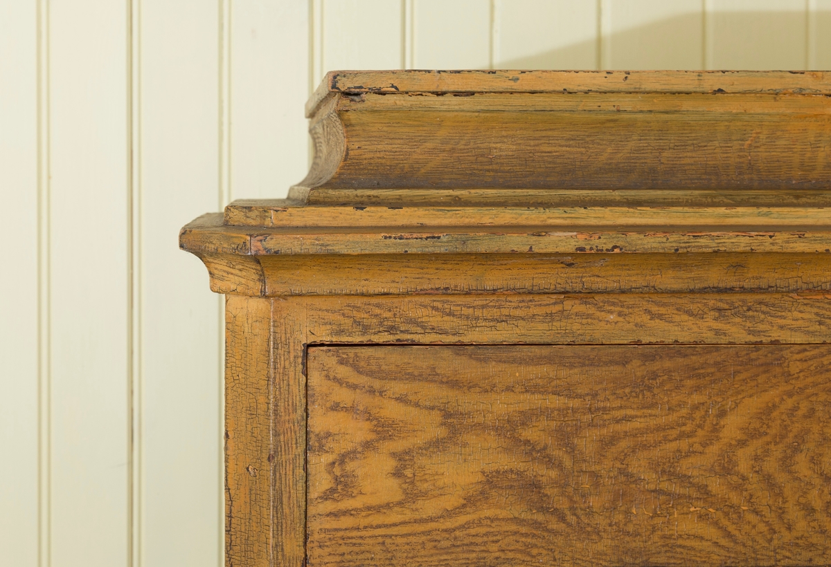 Skap med to skuffer. Lås på skuffene i messing. Skapdør mangler lås. Mangler nøkkel. 4 hyller på innsiden av skapet.