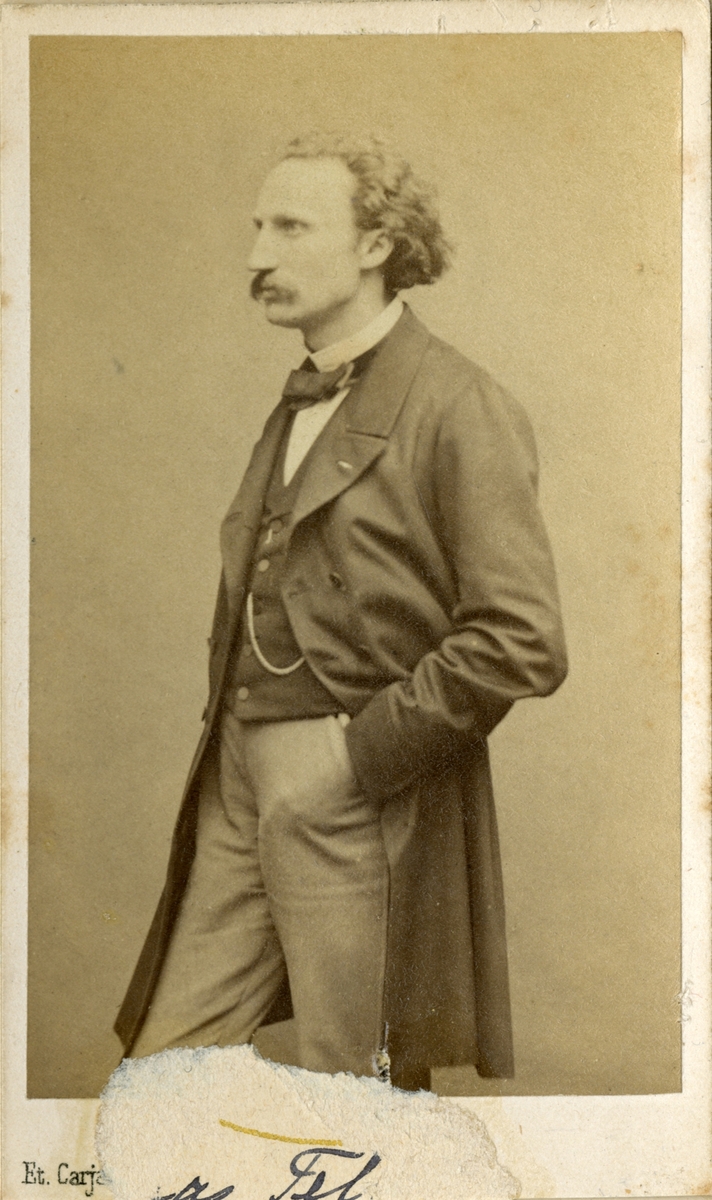 Fotoalbum etter Lorentz Severin Skougaard.
Lorentz Severin Skougaard (født 11. mai 1837 i Farsund, død 1885 i New York) var en norskfødt tenor. Han var bror til offiseren Johan Skougaard.
I New York, hvor Skougaard senere døde, ble han en fetert sangpedagog. Hans gravminne ses på Langesund kirkegård i Telemark.