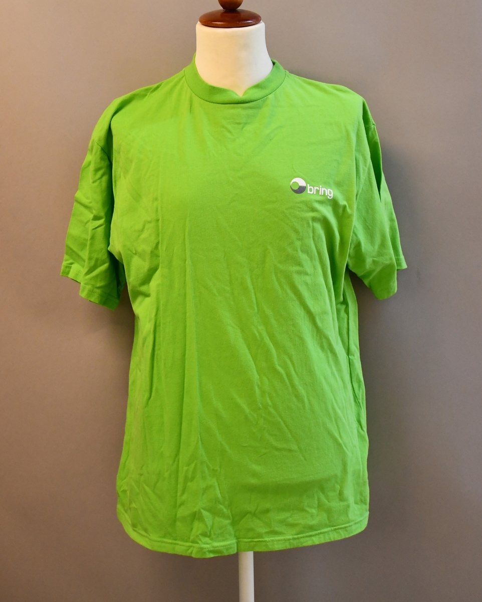 Kortermet t-skjorte i grønnfarge med logo.  Størrelse Large.