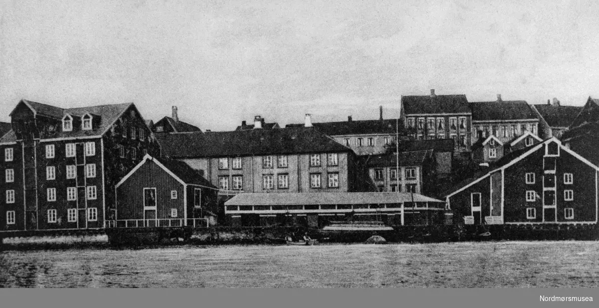 Dette er matrikkel nr.119 eier Doris Clausen, Storgata, Kirkelandet. (info: Svein Thorsø)  - Søndre allmenning.- 

Kristiansund. Nordmøre museums fotosamling.