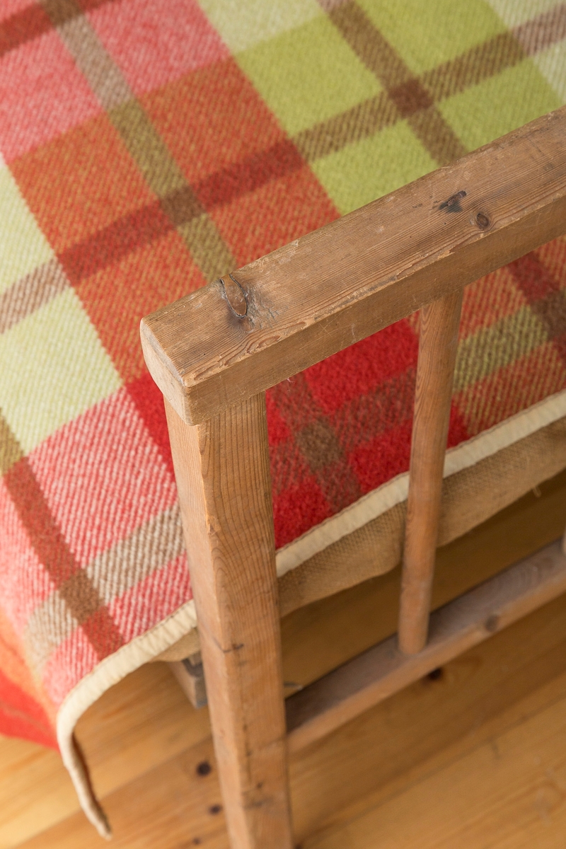 Sengeramme med sangegavler bestående av staver. Ubehandlet tre. Avstivere i metall. Nettingbunn.