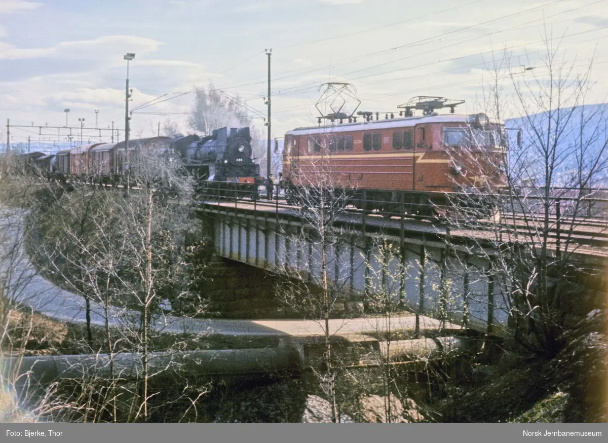 Ilgodstog 5705 er ankommet Lillehammer stasjon med El 13 2134 og hjelpelokomotiv type 26c nr. 434 - hvor hjelpelokomotivet kobles ut før retur som løslokomotiv til Hamar