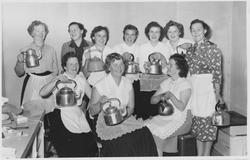 Gruppebilde av kjøkkengjengen i Lundenes sanitetsforening.