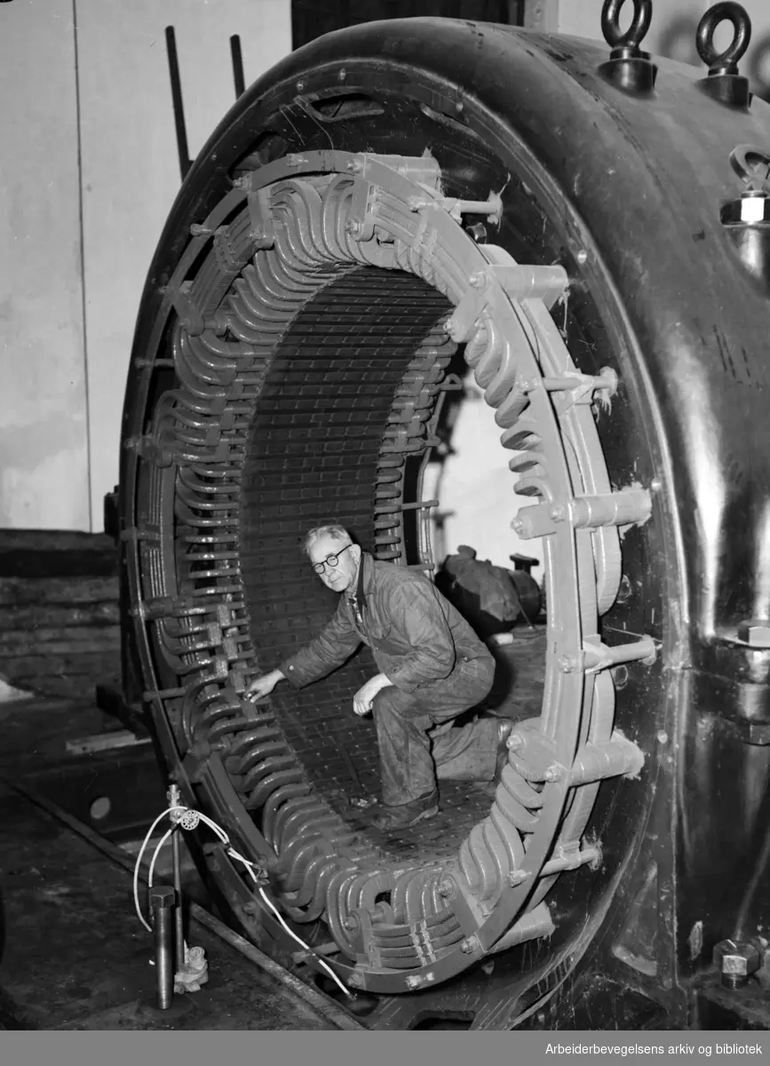 Smestad transformatorstasjon. Samkjøringssentralen. Førstemontør Fredrik Gundersen i ferd med å reparere fasekompensatoren, spenningsforhøyeren. Oktober 1952