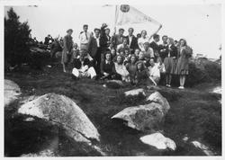 Medlemmer av HFK Landsås med klubbfane.