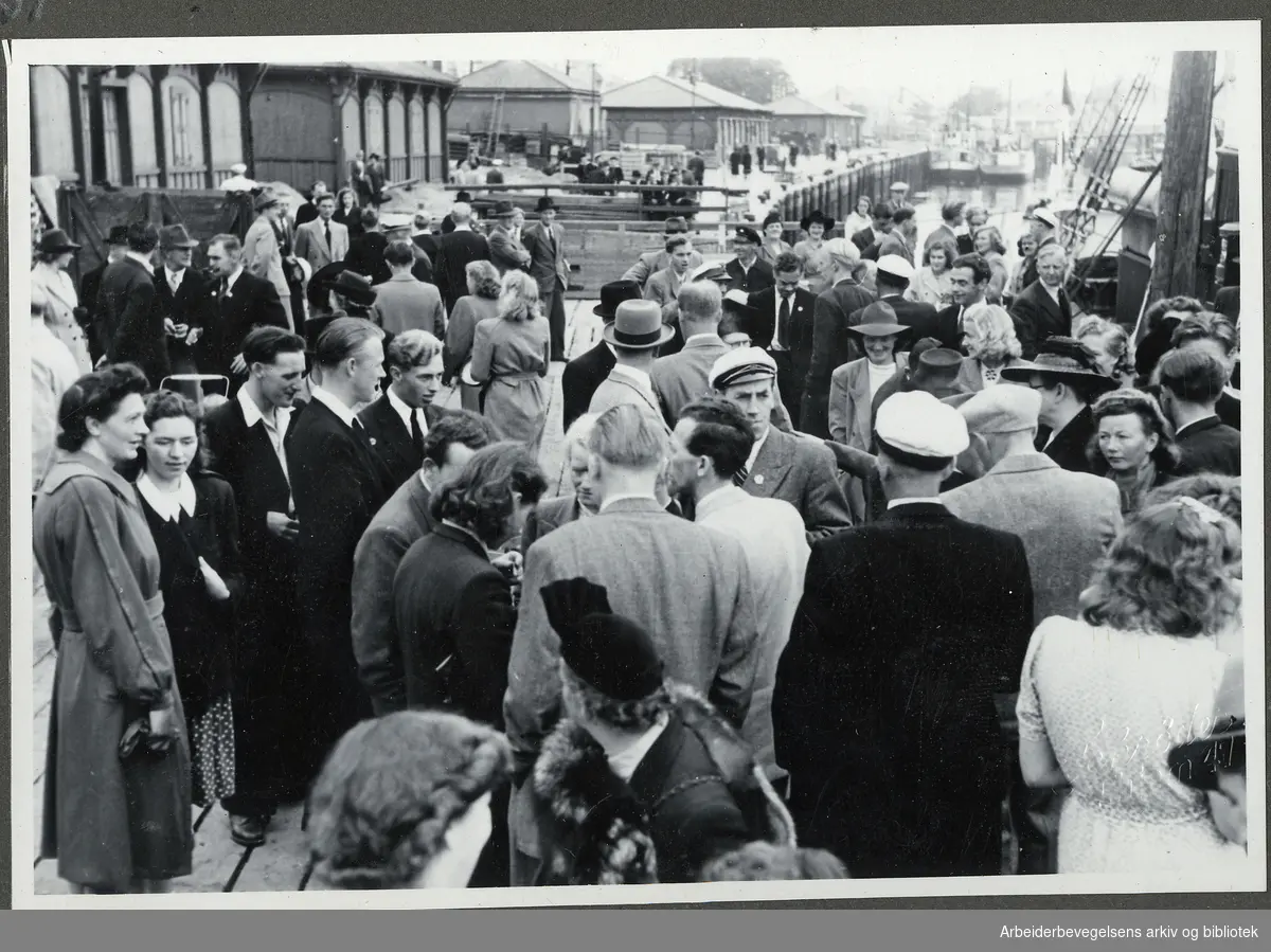 Jubileumsstevne for Arbeiderpartiets 60-årsjubileum, Kristiansten festning i Trondheim 24. august 1947. Tilreisende.