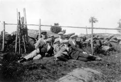 Gruppebilde av tøffe karer med sixpence!!! Bergerud østre 8/