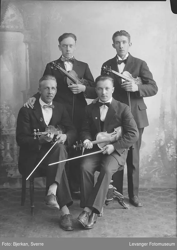 Gruppebilde av musikere med fiolin. en av dem har etternavnet Brå fornavn ukjent