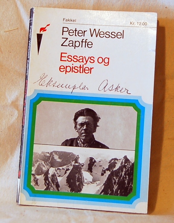 2 eks. av boken (A og B)
Trykt visittkort fra forlaget ligger inni boken (A)