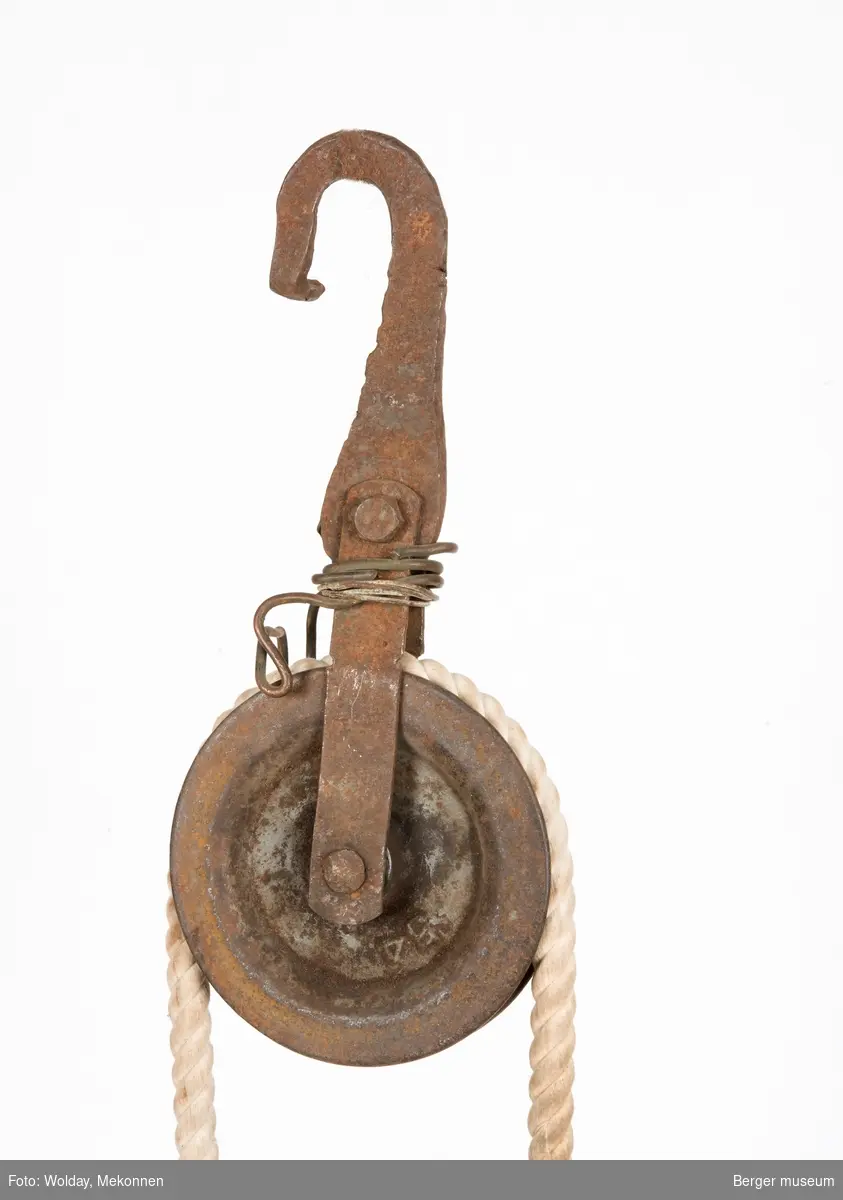 En enkel hjulvinsj med krok. Et nyere tau er festet i vinsjen - etetr å ha vært i bruk i utstillingen på Berger museum ca. 2000-2012.