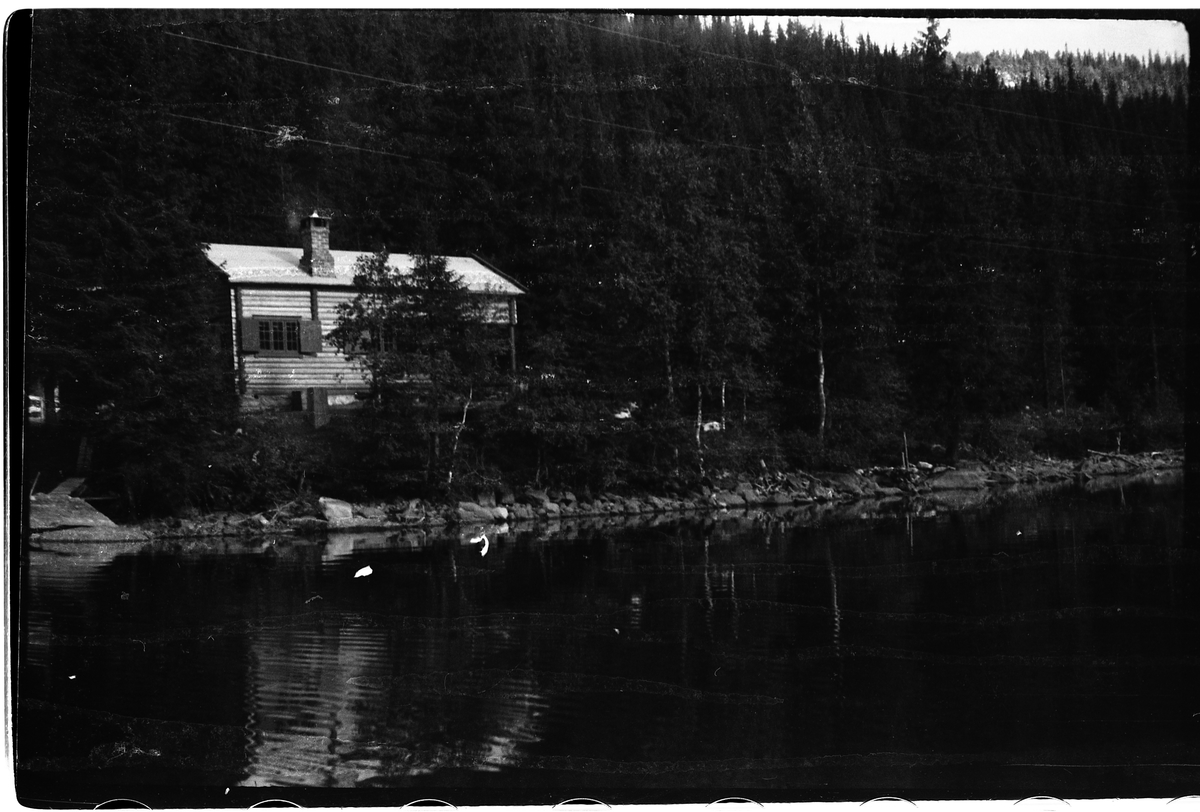 Olaf Tømmerstigens hytte ved Skjeppsjøen på Totenåsen. Sju bilder.