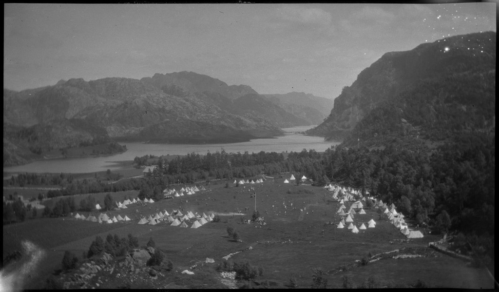 Bilder fra en speiderleir ved Ørsdalsvatnet i Bjerkreim. Det er bilder av speidergutter med og uten uniform, som spiser, bader, og som slapper av. Det er også oversiktsbilder over speiderleiren.