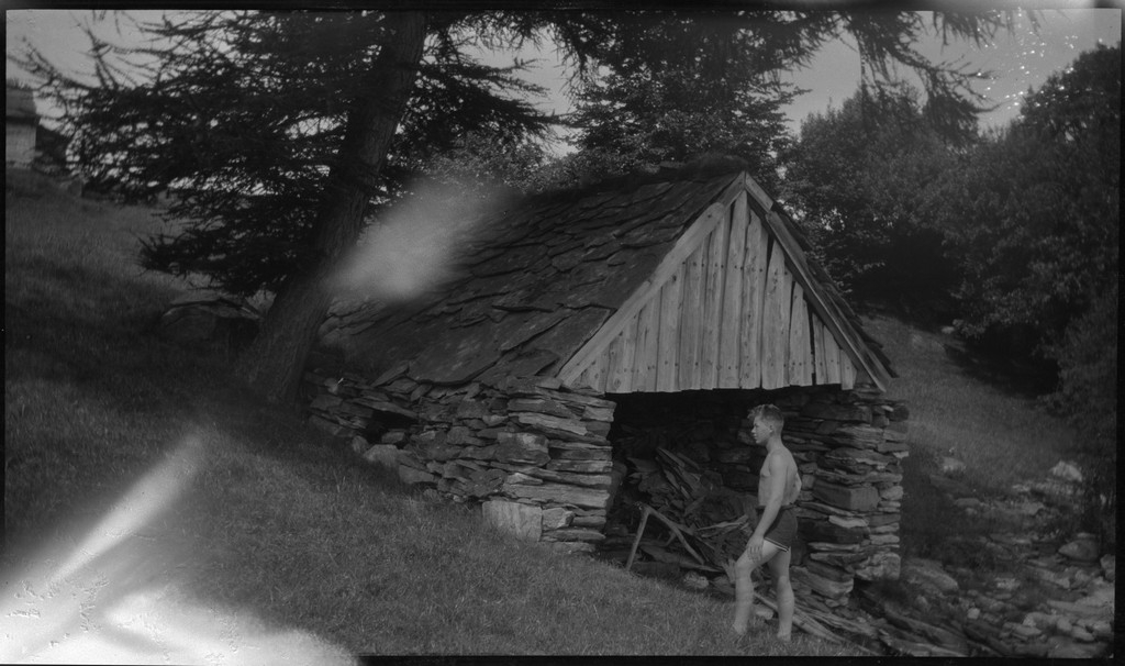 Leif Stender, Einar Hoseth og en gutt til, i tillegg til fotografen Finn Johannessen på seile- og rotur i Ryfylke med en nordlandsbåt. Det er bilder fra guttene i nordlandsbåten, fra bading, fjelltur og teltliv.