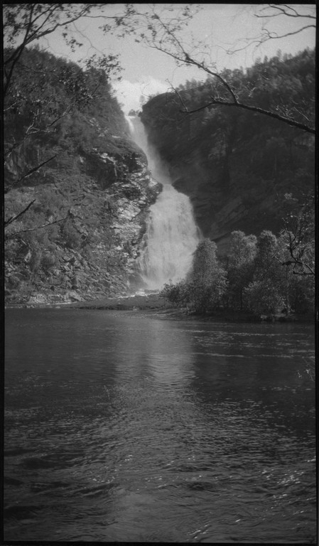 Per og Alf Årseth og Finn Johannessen på sykkeltur i Sogn og Fjordane og Møre og Romsdal. Det er bilder fra fjellturer og -topper, fra fjorder og fjell, bygder og byen Ålesund.
Bilde nr. 2 er av Skodjebrua i Skodje. Bilde nr. 3 er av Kolåstind i Standal, med Sylen og Fingeren til høyre. Bilde nr. 9 er fra Kongens gate i Ålesund. Bilde nr. 11 er tatt over Hjørundfjorden med Langenestinden og Store Standal på motsatt side. Bilde nr. 20-21 er fra Ålesund.