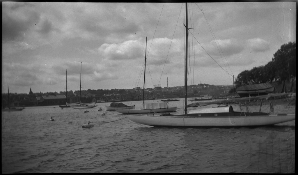 Per Årseth og en til i seilbåten "Vilja". Bilde nr. 4 er med Risøy i Haugesund i bakgrunnen. Bilde 5 er antageligvis fra innseilingen til Kopervik.