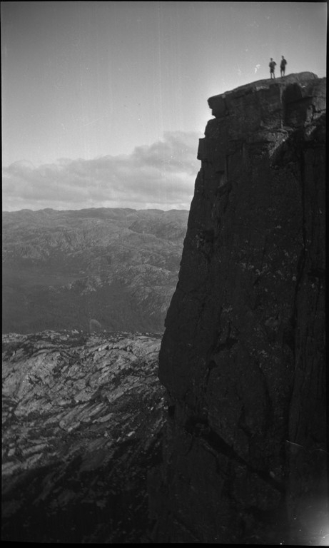 Lindtner, Olaf Kristensen og en til på tur i hest og kjerre, ved en støl på vestsiden av Valevatnet og på Frafjordhatten. Det første bildet er antageligvis Finn Johannessen ved varden på Frafjordhatten.