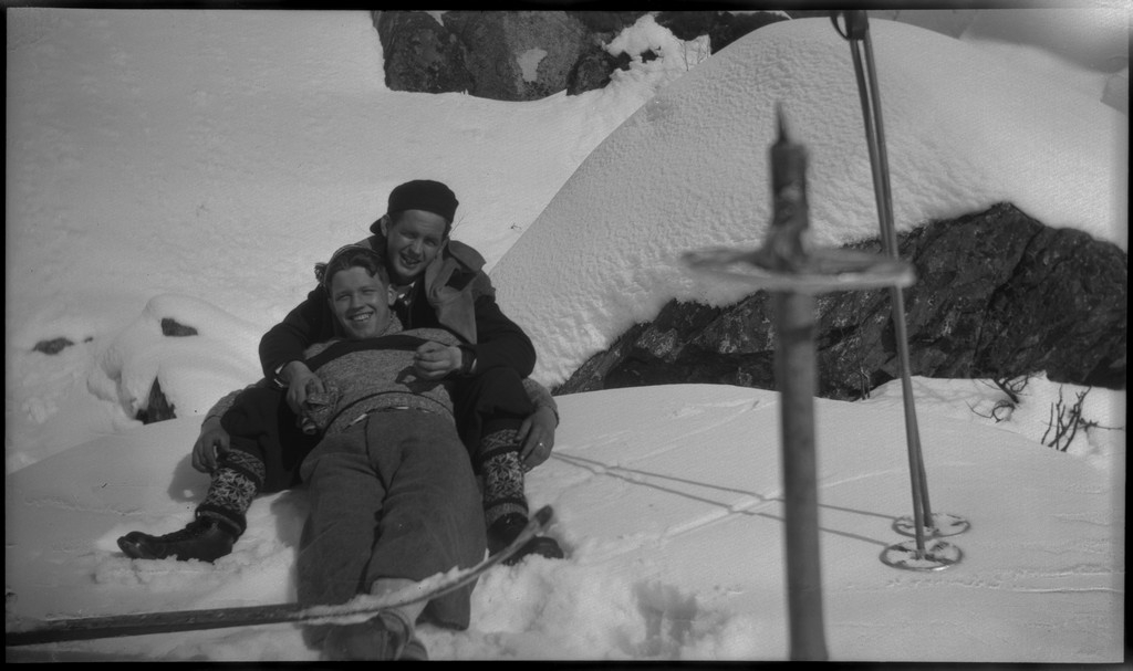 Lindtner, Oscar Johnsen, Malde, Håvarstein og Jan på skitur fra Fjellberg i Suldal. Bilde nr. 3, 4, 6 og 7 er fra båten de har tatt inover. Båten har møtt passasjerbåten "M/S Saudafjord" midt på fjorden og utvekslet varer og folk. Det er også bilder fra et lite gårdsbruk, antageligvis Fjellberg i Suldal og fra skituren. På noen av bildene er det også noen unge kvinner med. På bilde nr. 11 er Finn Johannessen med.