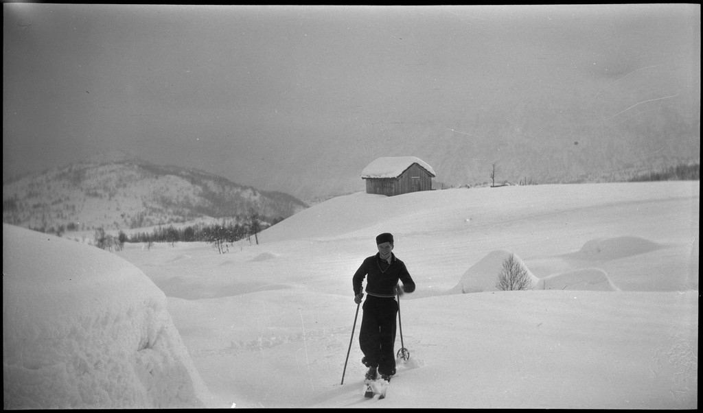 En vennegjeng på skitur i Suldal i vekslende vær. De er innom flere støler og overnattingshytter, bl.a. turistforeningshytta i Stranddalen. Noen ganger er klærne deres hvite av snø. Det er mye snø i fjellet og de må grave seg inn til hyttene. I den ene hytta lytter de til radio og studerer et gevær. Bilde nr. 6 viser en som smører skiene sine.