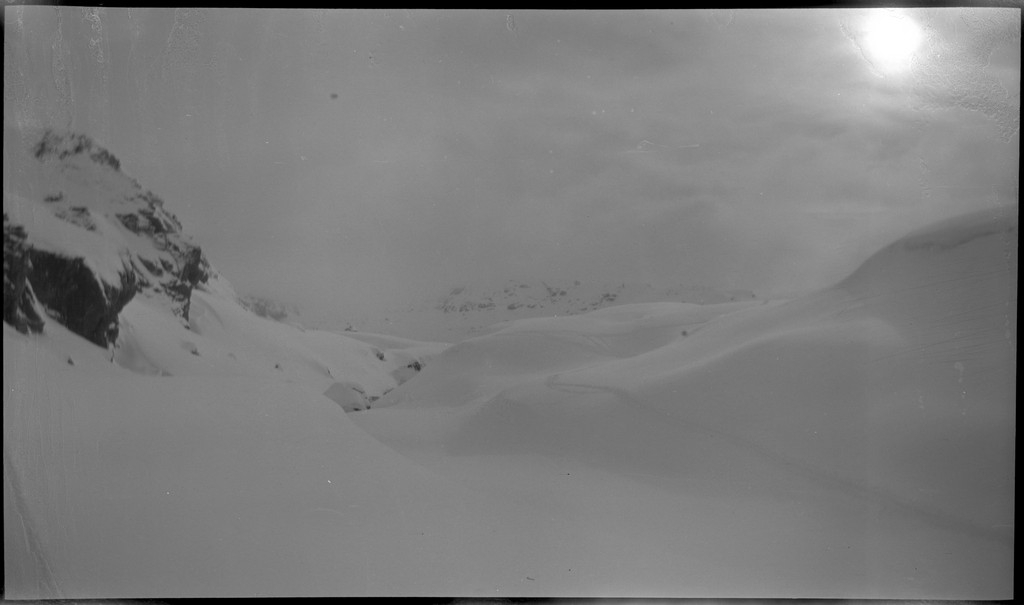 En vennegjeng på skitur i Suldal i vekslende vær. De er innom flere støler og overnattingshytter, bl.a. turistforeningshytta i Stranddalen. Noen ganger er klærne deres hvite av snø. Det er mye snø i fjellet og de må grave seg inn til hyttene. I den ene hytta lytter de til radio og studerer et gevær. Bilde nr. 6 viser en som smører skiene sine.