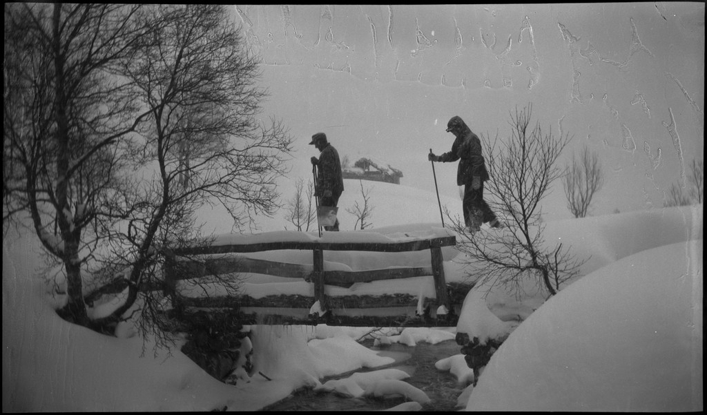 En vennegjeng på skitur i Suldal i vekslende vær. De er innom flere støler og overnattingshytter, bl.a. turistforeningshytta i Stranddalen. Noen ganger er klærne deres hvite av snø. Det er mye snø i fjellet og de må grave seg inn til hyttene. I den ene hytta lytter de til radio og studerer et gevær. Bilde nr. 6 viser en som smører skiene sine.