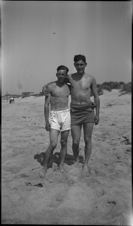 En stor vennegjeng i lystig lag på stranda på Sola. De har trommer og trekkspill og leker i vannet og på land med og uten ball. Sola strandhotell ligger i bakgrunnen. Tor Johannessen og Harald Bergsaker er på bilde nr. 14 og 18.