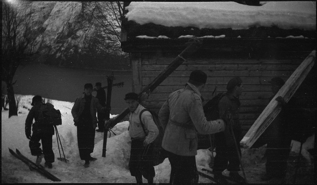 Bilder fra en skitur fra Bratteli ved Lysefjorden med Lindtner og Arne Johannessen. Det er bilder av landskapet og skigåingen og av en stor gjeng med unge menn foran en hytte. Det er også bilder fra et lite bruk med geiter ute i snøen.