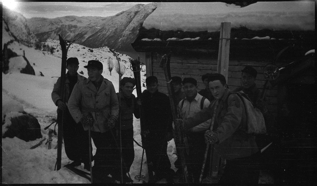 Bilder fra en skitur fra Bratteli ved Lysefjorden med Lindtner og Arne Johannessen. Det er bilder av landskapet og skigåingen og av en stor gjeng med unge menn foran en hytte. Det er også bilder fra et lite bruk med geiter ute i snøen.