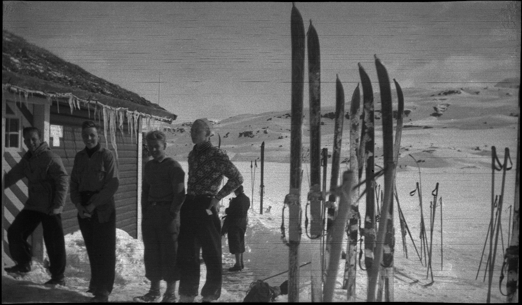 Fire unge menn på skitur påsken 1936. De har laget en bil av snø med bobleform (kanskje inspirert av Porsche Typ 1 fra 1935). Det er også bilder fra flere fjelltopper, fra skigåing og fra ei turisthytte.