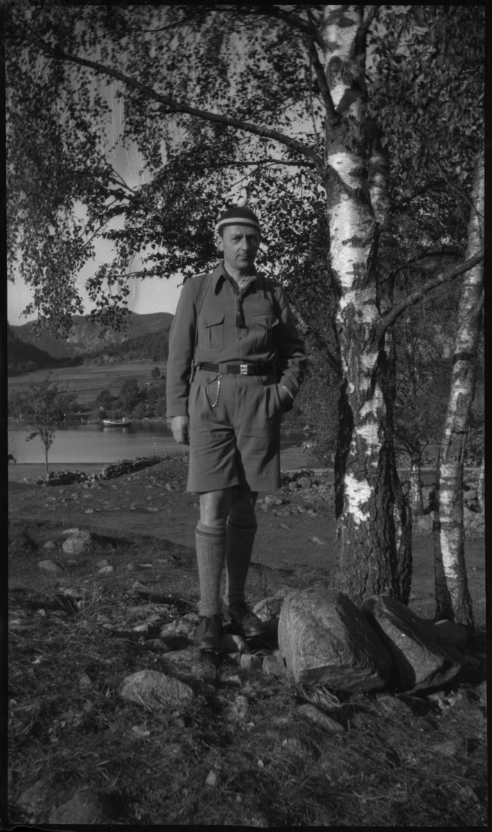Bilder fra en sykkeltur mellom Kjølevik og Tau i Strand kommune. Det er helbilder av Finn Johannessen, Arne Rasmussen og Korsvold med syklene sine, det er bilder fra sykling og av landskapet og bygdene. Finn Johannessen er på bilde nr. 5 og 8.