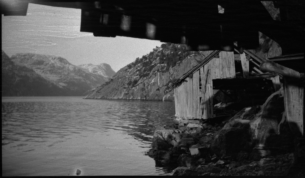 En stor gjeng med unge menn og kvinner på skitur i Lyseheiene og Ryfylkeheiene. Lindtner er til høyre på bilde nr. 2 og til venstre på bilde nr. 7. De reiser med et dampskip som ser ut til å hete "Lysefjord".