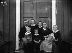 Rikard Berges fotoarkiv. Familieportrett. Fra venstre: Åsmun