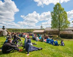 Visesangeren Erik Lukashaugen (f. 1974) holder konsert for s