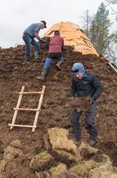 Bilde tatt i forbindelse med legging av torv på gamme. Fra g