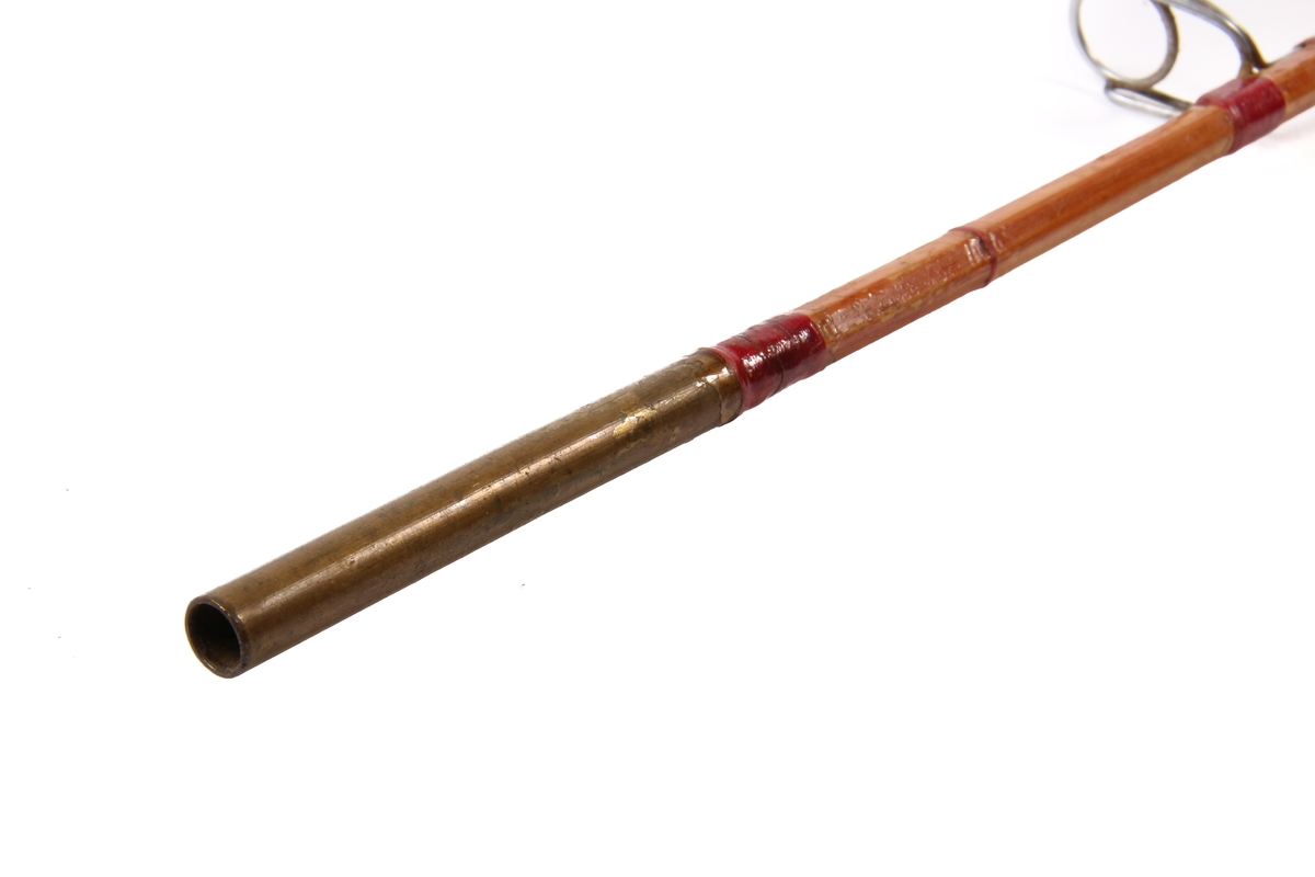 Den sekskanta stanga er laga av bambus og handtaket av kork.
Tredelt stang med ekstra tupp.