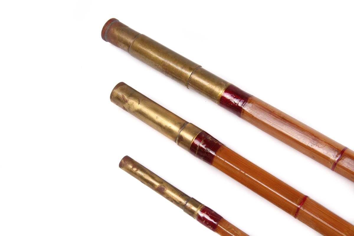 Den sekskanta stanga er laga av bambus og handtaket av kork.
Tredelt stang med ekstra tupp.