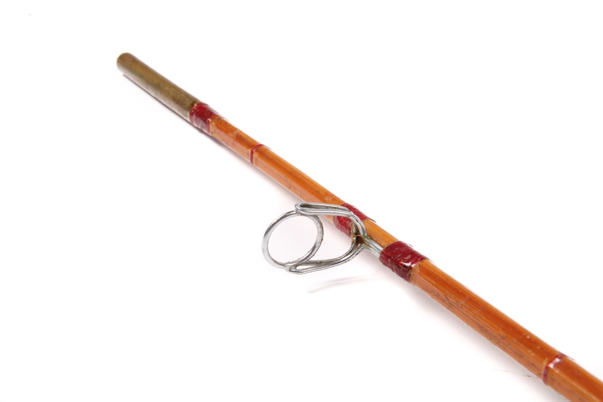 Den sekskanta stanga er laga av bambus og handtaket av kork.
Tredelt stang med ekstra tupp.