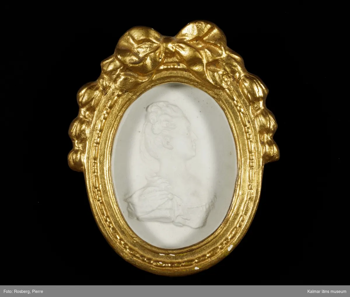 KLM 2431. Tavla, medaljong, av gips, glas, och med förgylld ram. Porträtt av kvinna i profil åt höger. Föreställande Marie Antoinette. Ramen utförd i Louis XVI:e stil.