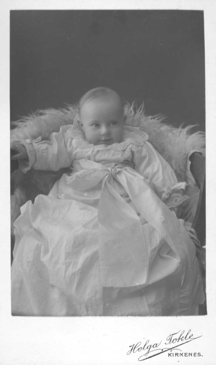 Album med portrettbilder. Albumet har tilhørt Aksel Konrad Mikkola og hans hustru Kathinka Marie, f. Mikkelsen. Det er nå i Solbjørg Mikkolas eie. Navnene til de portretterte er for en stor del ukjente, men mange er fra Neiden og Sør-Varanger. Kathinka kom opprinnelig fra Lofoten, og en del av bildene viser hennes familie i Nordland