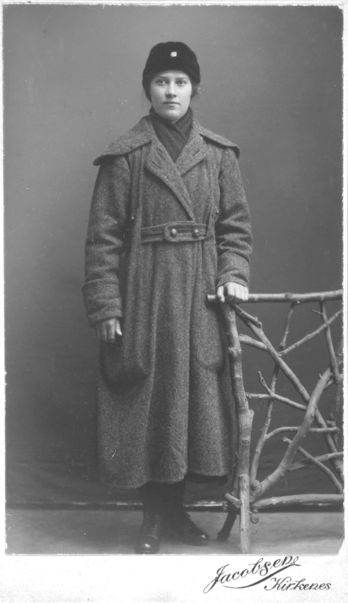 Album med portrettbilder. Albumet har tilhørt Aksel Konrad Mikkola og hans hustru Kathinka Marie, f. Mikkelsen. Det er nå i Solbjørg Mikkolas eie. Navnene til de portretterte er for en stor del ukjente, men mange er fra Neiden og Sør-Varanger. Kathinka kom opprinnelig fra Lofoten, og en del av bildene viser hennes familie i Nordland