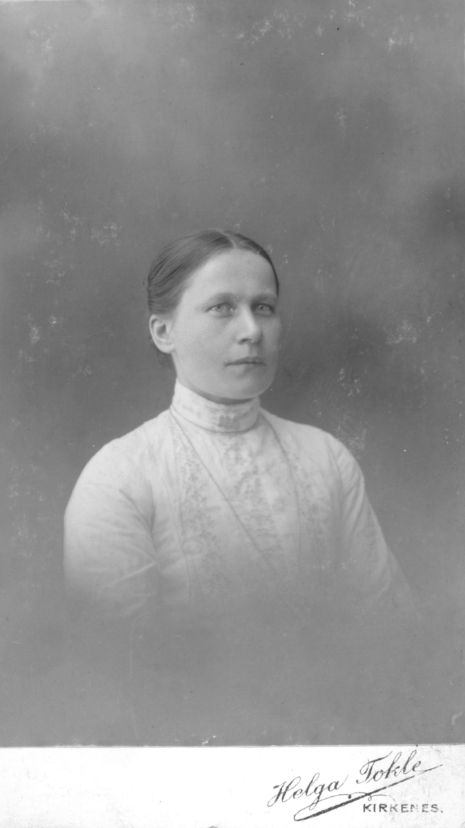 Album med portrettbilder. Albumet har tilhørt Aksel Konrad Mikkola og hans hustru Kathinka Marie, f. Mikkelsen. Det er nå i Solbjørg Mikkolas eie. Navnene til de portretterte er for en stor del ukjente, men mange er fra Neiden og Sør-Varanger. Kathinka kom opprinnelig fra Lofoten, og en del av bildene viser hennes familie i Nordland