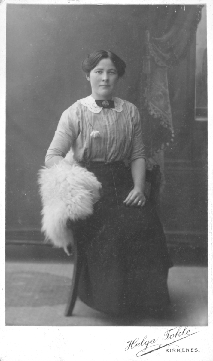 Album med portrettbilder. Albumet har tilhørt Aksel Konrad Mikkola og hans hustru Kathinka Marie, f. Mikkelsen. Det er nå i Solbjørg Mikkolas eie. Navnene til de portretterte er for en stor del ukjente, men mange er fra Neiden og Sør-Varanger. Kathinka kom opprinnelig fra Lofoten, og en del av bildene viser hennes familie i Nordland