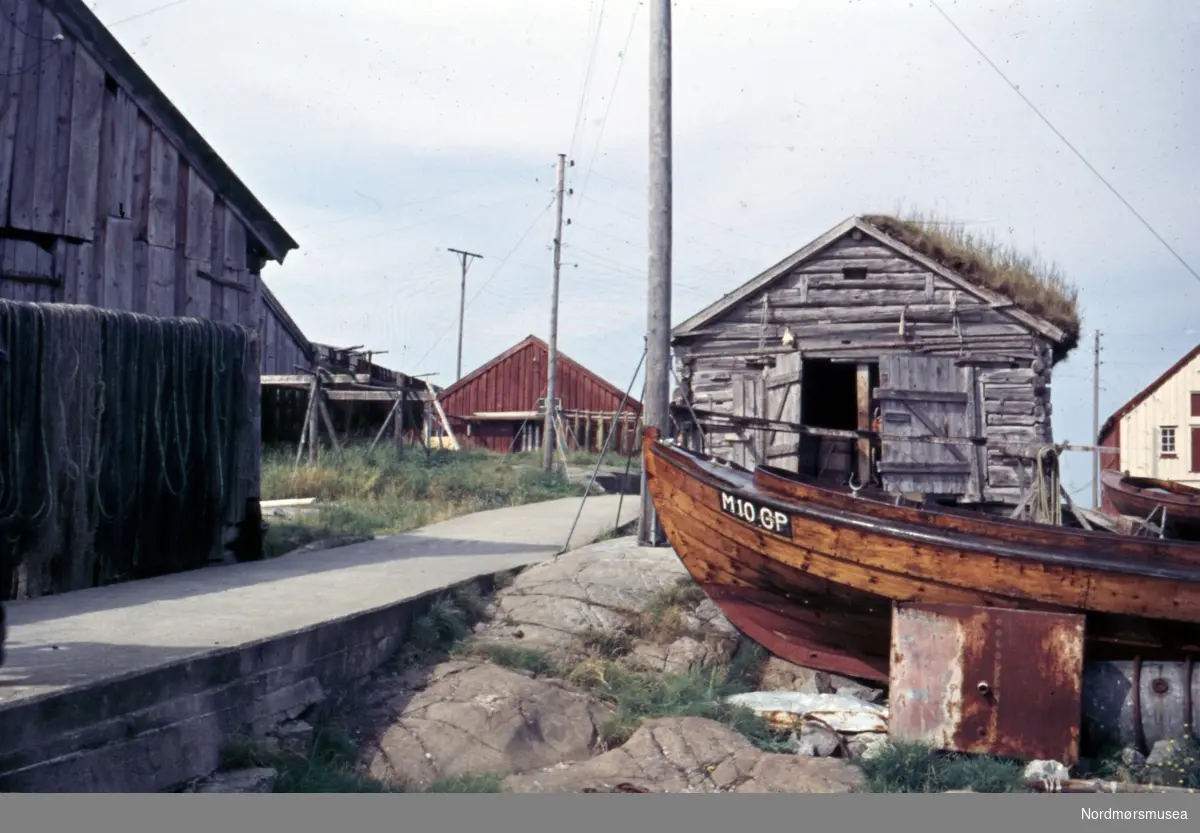 Foto fra fiskeværet Grip, nå i Kristiansund kommune. Legg merke til båtens registreringsnummer, som er M10GP. Fotograf er Kjell Haug og er den som står bak samlingen med fargefoto/dias fra Kristiansund og Grip. Bildene dateres til omkring 1950-1970. Fra Nordmøre museums fotosamlinger.