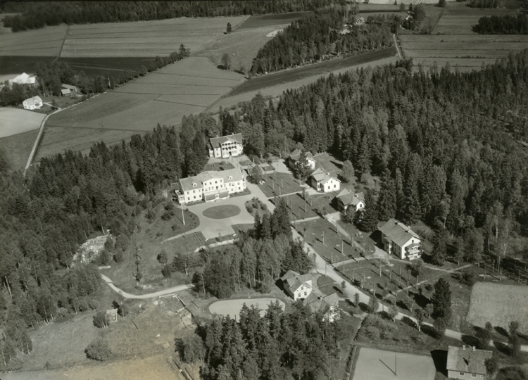 Flygfoto över Lannaskede Gästhem i Vetlanda kommun. Nr. M. 990